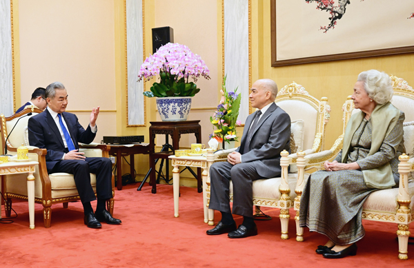 王毅看望柬埔寨国王西哈莫尼和太后莫尼列3.600.jpg