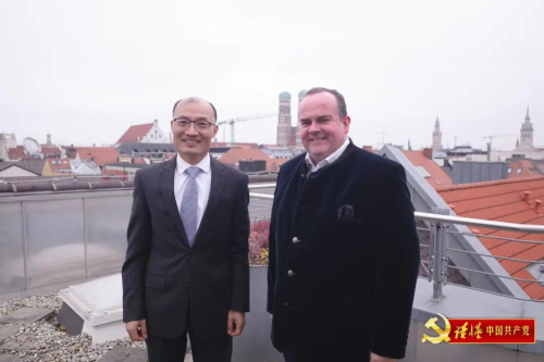 2021年11月15日,驻慕尼黑总领事童德发拜会慕尼黑市经济劳动局局长鲍姆盖特纳(右).jpg
