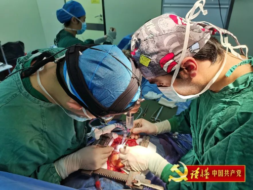 约瑟夫(右一)与同事一起手术.jpg