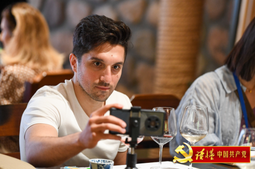 拉丁在拍摄短视频.png