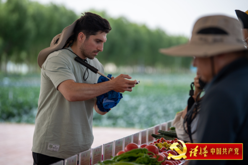 拉丁在拍摄短视频2.png