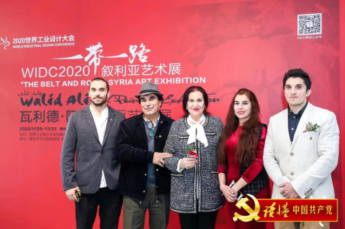 拉丁一家人在画展上合影.png