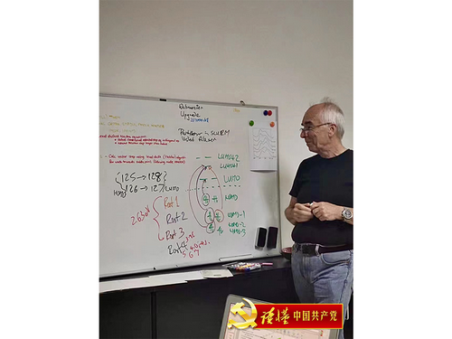 正在给学生们上课的彼得·泰勒教授_缩小大小.png