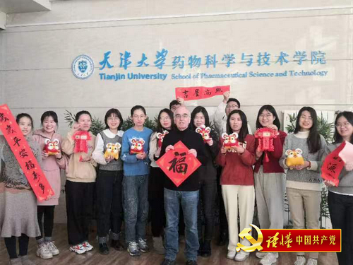 彼得·泰勒教授与天津大学学生共同迎接中国农历春节_缩小大小.png