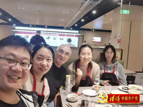 彼得·泰勒教授与他的学生们_缩小大小.png
