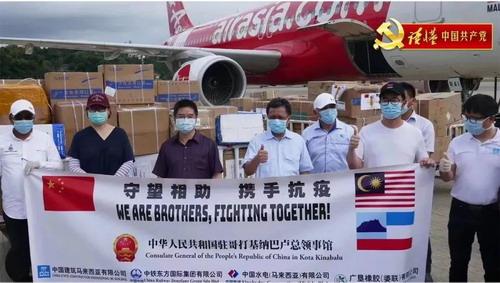2020年3月30日,驻哥打基纳巴卢总领馆向沙巴州政府捐赠防疫物资。_缩小大小.jpg
