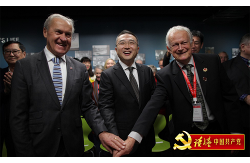 2022年6月18日,荣大伟(右)在新中友好协会年会上与中国驻新西兰大使王小龙(中)和新中友协名誉主席、新西兰前议长戴维·卡特爵士(左)合影.png