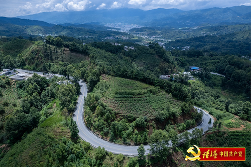 云南省凤庆县城蜿蜒到红塘村的公路_缩小大小.png