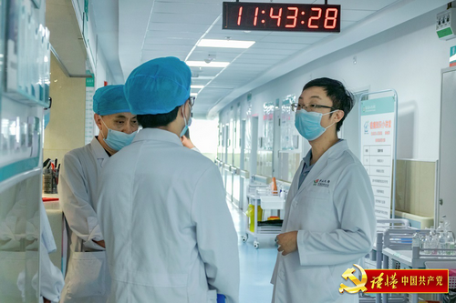 中山大学派驻云南省凤庆县第四批医疗队队长任超(右一)和凤庆县人民医院肿瘤科医生交流_缩小大小.png
