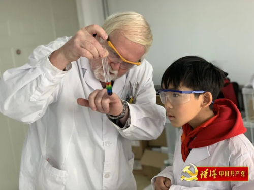 戴伟给孩子演示讲解化学实验(资料图).jpg