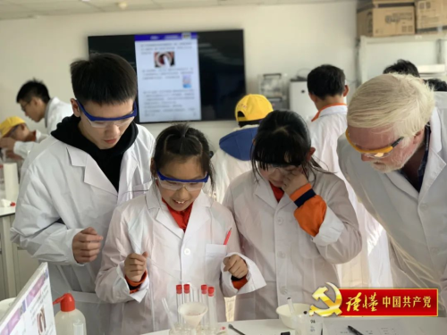戴伟给孩子们做化学科普(资料图).jpg