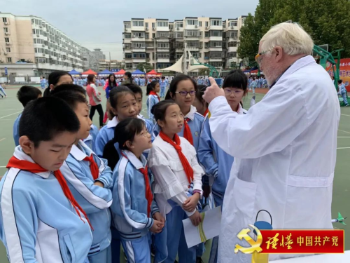 戴伟和中国孩子们在一起(资料图).jpg