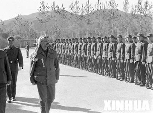 巴解组织领导人阿拉法特参观中国解放军500.jpg