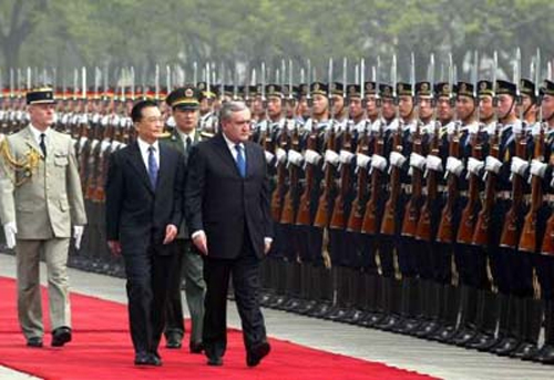 2003年4月25日,中国国务院总理温家宝在北京人民大会堂东门外广场举行仪式,欢迎法兰西共和国总理拉法兰访问中国500.jpg
