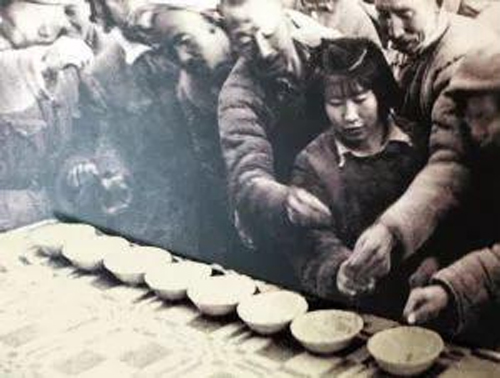投豆入碗500.jpg