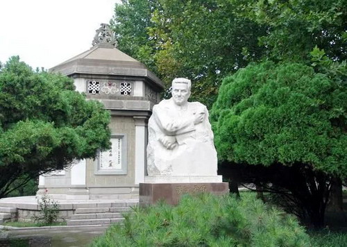 汉斯·希伯墓雕像_缩小大小.jpg