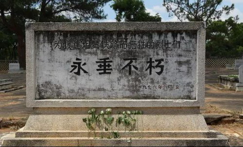 位于姆皮卡的烈士公墓_缩小大小.jpg