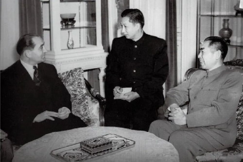 1954年6月19日,周恩来总理兼外长和法国总理兼外长孟戴斯-弗朗斯在中国驻瑞士大使馆首次谈及两国建交问题_缩小大小.jpg