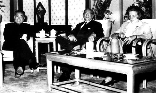 1963年10月,周恩来会见戴高乐总统代表、法国前总理富尔(中).png