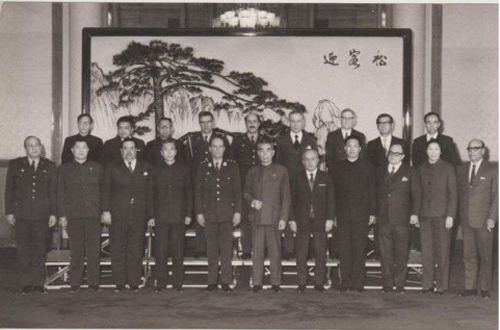 1971年11月28日,周总理会见秘鲁矿业部长费尔南德斯将军(前排左5)一行,后排左2为阿尔塞500.jpg