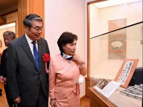 田中真纪子和田中直纪观看毛主席赠田中角荣的《楚辞集注》_缩小大小.jpg