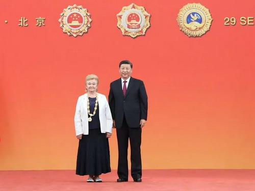 习近平主席向“友谊勋章”获得者加林娜·维尼阿米诺夫娜·库利科娃颁授勋章_缩小大小.jpg