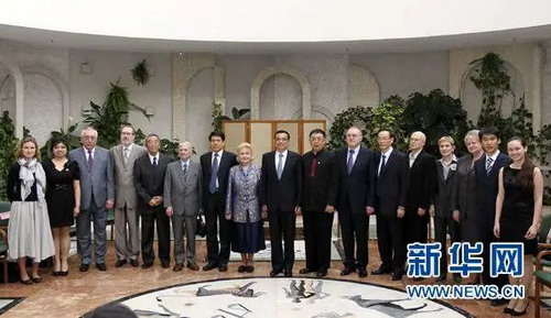 2012年4月26日,刚刚抵达俄罗斯访问的中国国务院副总理李克强(时任)在下榻的饭店会见来自中俄两国学术、教育、文化、科技等领域的友好人士代表,与他们亲切交流_缩小大小.jpg