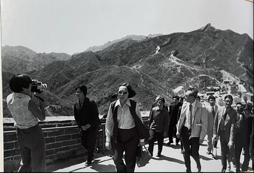 1976年5月13日,李光耀女儿玮玲(左)用她的电影摄像机捕捉李光耀一行访问中国长城的情景_缩小大小.jpg
