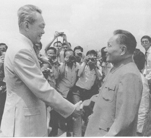 1978年11月,邓小平应邀访问新加坡,在机场与新加坡总理李光耀亲切握手500.jpg