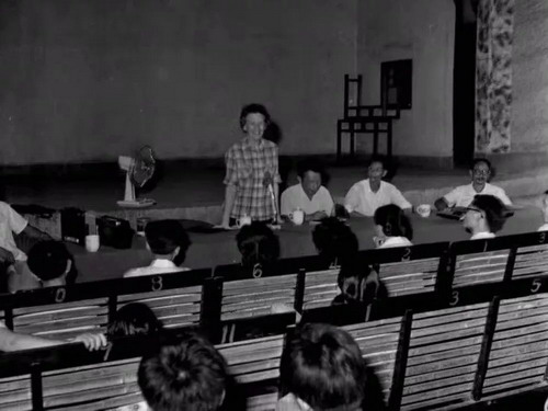 1981年,伊莎白到兴隆场(后改名大兴镇)搞社会调查_缩小大小.jpg