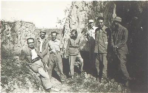 1948年,叶剑英(左一)与大卫(左三)、伊莎白(左四)等合影500.jpg