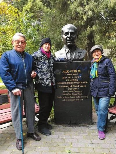 伊莎白和朋友在大卫铜像前.jpg