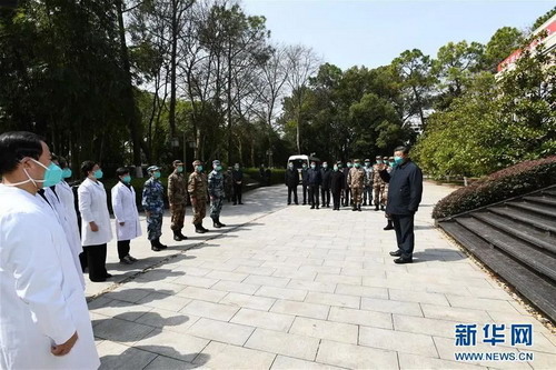 2020年3月10日,习近平在火神山医院办公楼外广场亲切慰问湖北省和军队、外地支援湖北医护人员代表_缩小大小.jpg