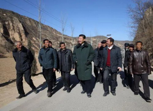 2015年2月13日,习近平回梁家河看望乡亲们_缩小大小.jpg