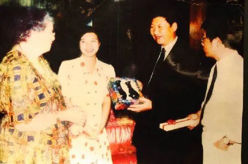 时任福州市委书记习近平和加德纳夫人会面.jpg