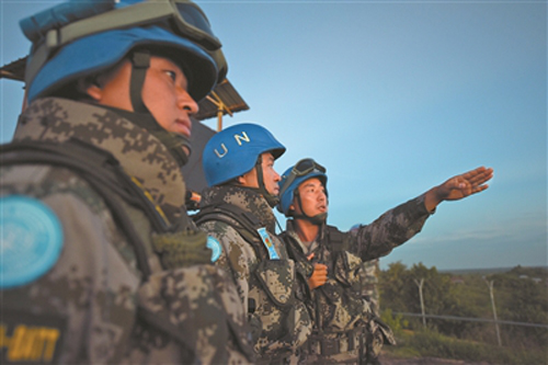 张勇(右一)正在部署营区警戒任务500.jpg