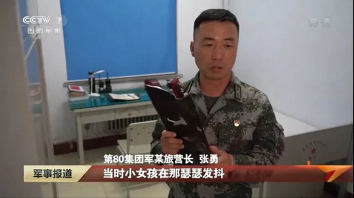 张勇在采访中讲述保护南苏丹小女孩的经历_缩小大小.jpg
