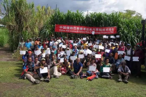中国援助巴新菌草和旱稻技术项目第9期培训班结业仪式_缩小大小.jpg