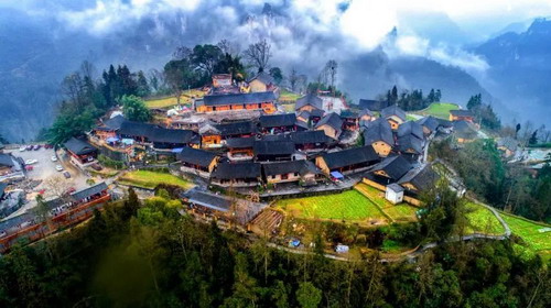 风景如画的十八洞村_缩小大小.jpg