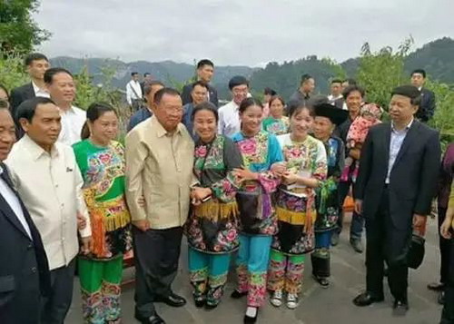 本扬在十八洞村_缩小大小.jpg