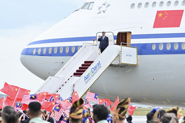 习近平抵达吉隆坡对马来西亚进行国事访问2_缩小大小.jpeg
