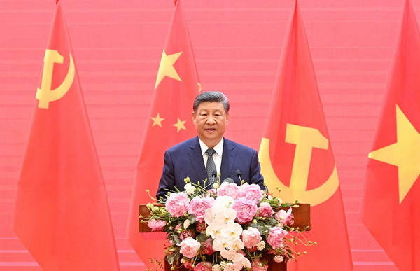 习近平同越共中央总书记苏林、越南国家主席梁强共同会见中越人民大联欢活动代表1_缩小大小.jpeg