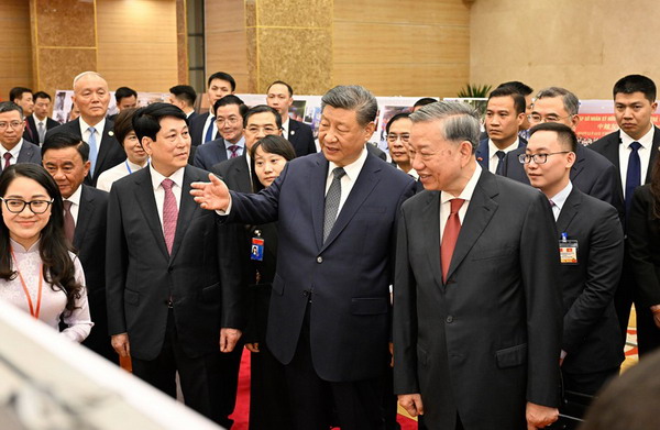 习近平同越共中央总书记苏林、越南国家主席梁强共同会见中越人民大联欢活动代表3_缩小大小.jpeg