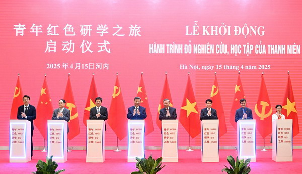 习近平同越共中央总书记苏林、越南国家主席梁强共同会见中越人民大联欢活动代表4_缩小大小.jpeg