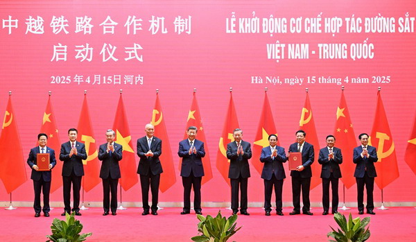 习近平同越共中央总书记苏林、越南国家主席梁强共同会见中越人民大联欢活动代表5_缩小大小.jpeg