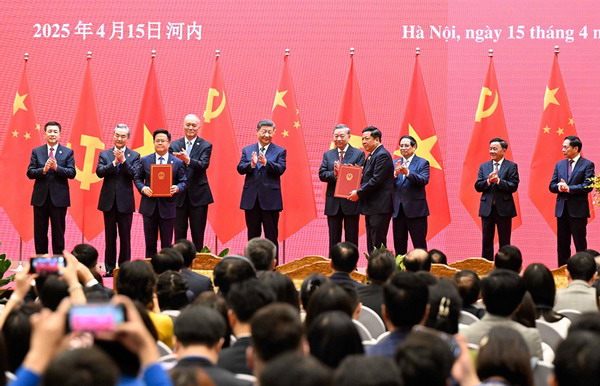 习近平同越共中央总书记苏林、越南国家主席梁强共同会见中越人民大联欢活动代表6_缩小大小.jpeg