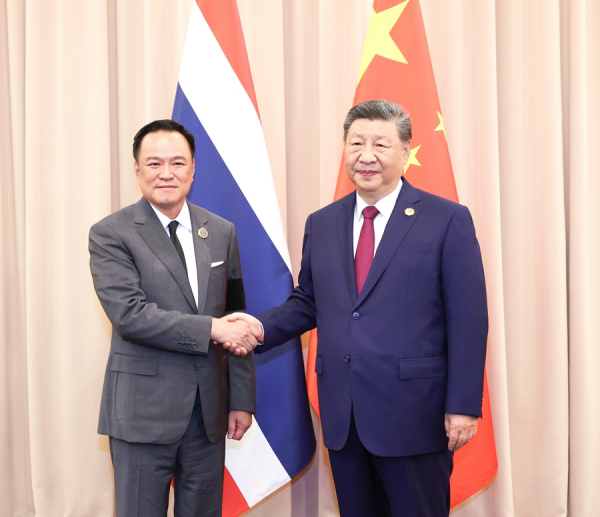 习近平会见泰国总理阿努廷1.jpg