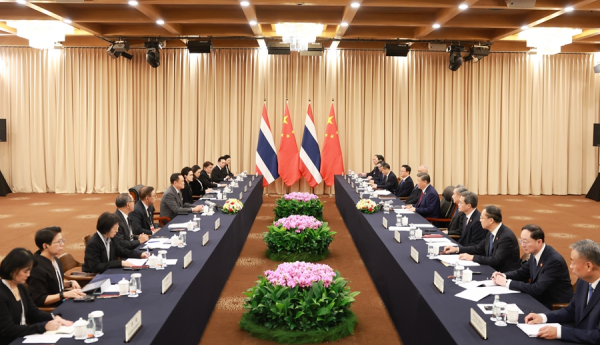 习近平会见泰国总理阿努廷2.jpg