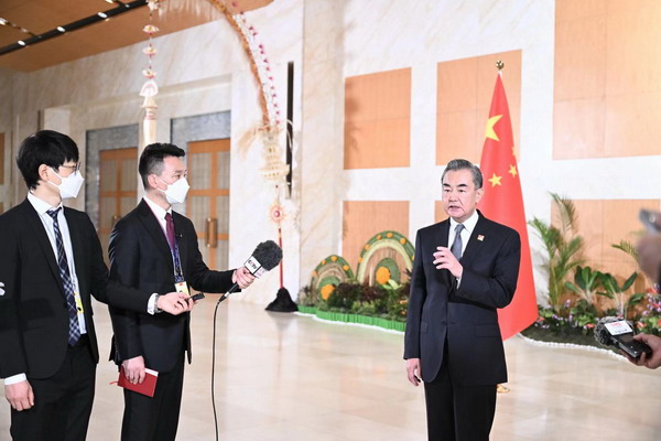 王毅就中美元首会晤向媒体介绍情况并答问1_缩小大小.jpg