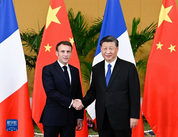 习近平会见法国总统马克龙1_缩小大小.jpg